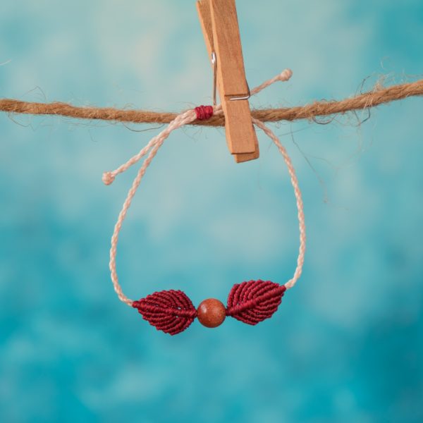 Blätterflug 'Hathel' - Makramee Armband Schlicht mit zwei Blättern und Perle