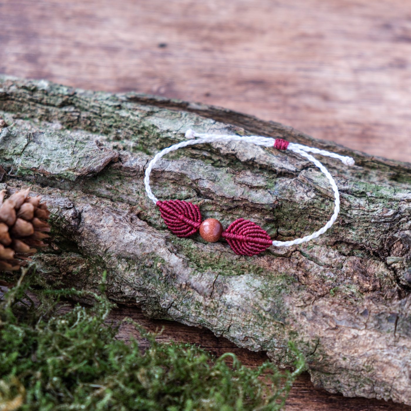 Blätterflug 'Hathel' - Makramee Armband Schlicht mit zwei Blättern und Perle Blätterflug 'Hathel' - Makramee Armband Schlicht mit zwei Blättern und Perle