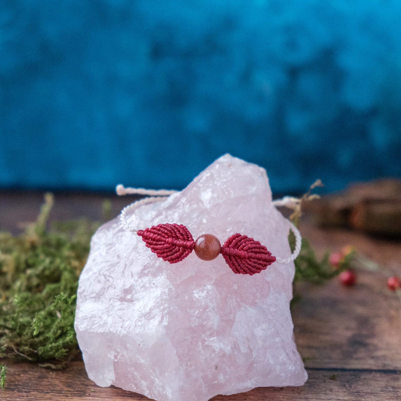 Blätterflug 'Hathel' - Makramee Armband Schlicht mit zwei Blättern und Perle Blätterflug 'Hathel' - Makramee Armband Schlicht mit zwei Blättern und Perle