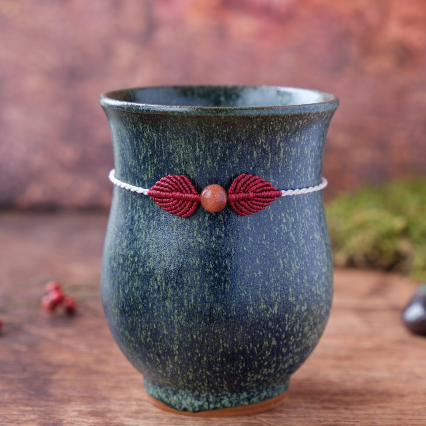 Blätterflug 'Hathel' - Makramee Armband Schlicht mit zwei Blättern und Perle Blätterflug 'Hathel' - Makramee Armband Schlicht mit zwei Blättern und Perle