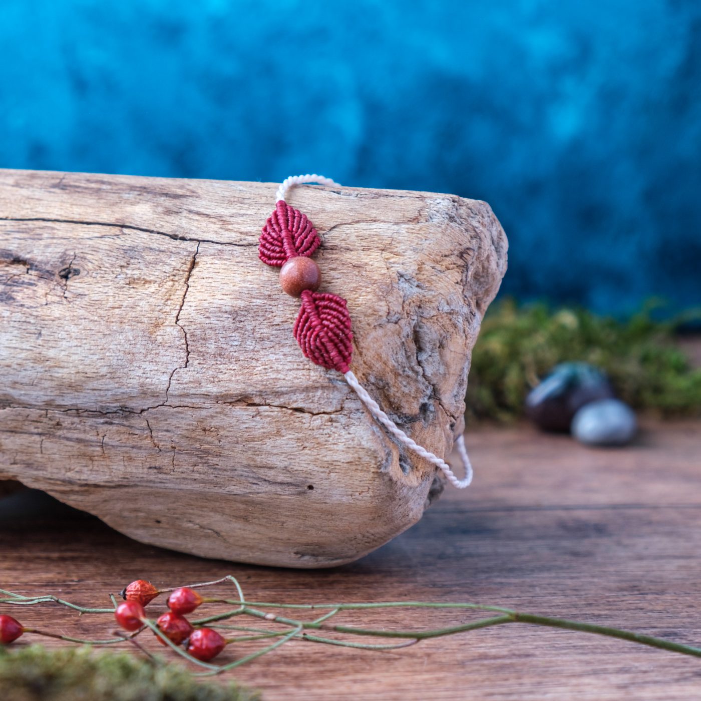 Blätterflug 'Hathel' - Makramee Armband Schlicht mit zwei Blättern und Perle Blätterflug 'Hathel' - Makramee Armband Schlicht mit zwei Blättern und Perle