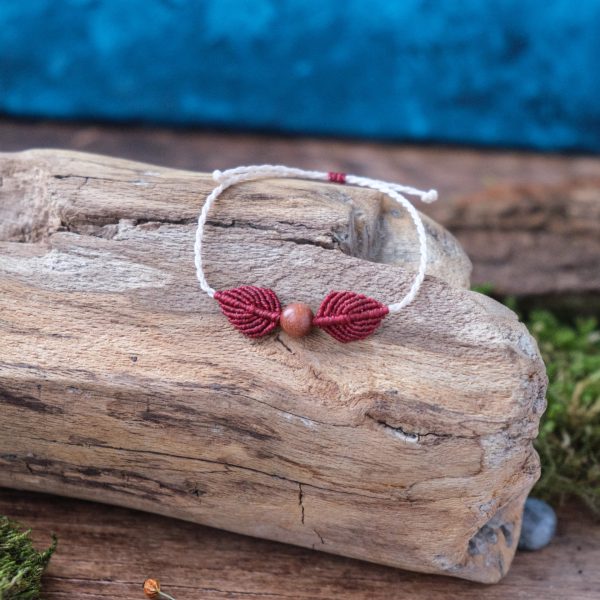 Blätterflug 'Hathel' - Makramee Armband Schlicht mit zwei Blättern und Perle Blätterflug 'Hathel' - Makramee Armband Schlicht mit zwei Blättern und Perle