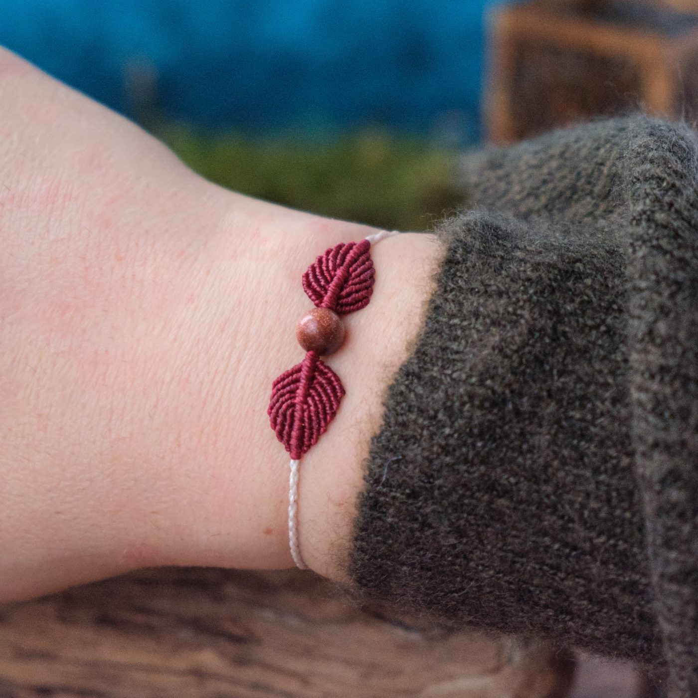 Blätterflug 'Hathel' - Makramee Armband Schlicht mit zwei Blättern und Perle Blätterflug 'Hathel' - Makramee Armband Schlicht mit zwei Blättern und Perle