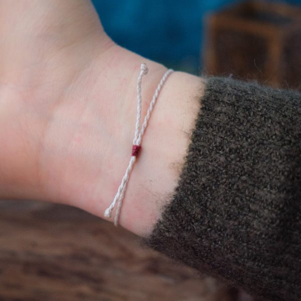 Blätterflug 'Hathel' - Makramee Armband Schlicht mit zwei Blättern und Perle Blätterflug 'Hathel' - Makramee Armband Schlicht mit zwei Blättern und Perle