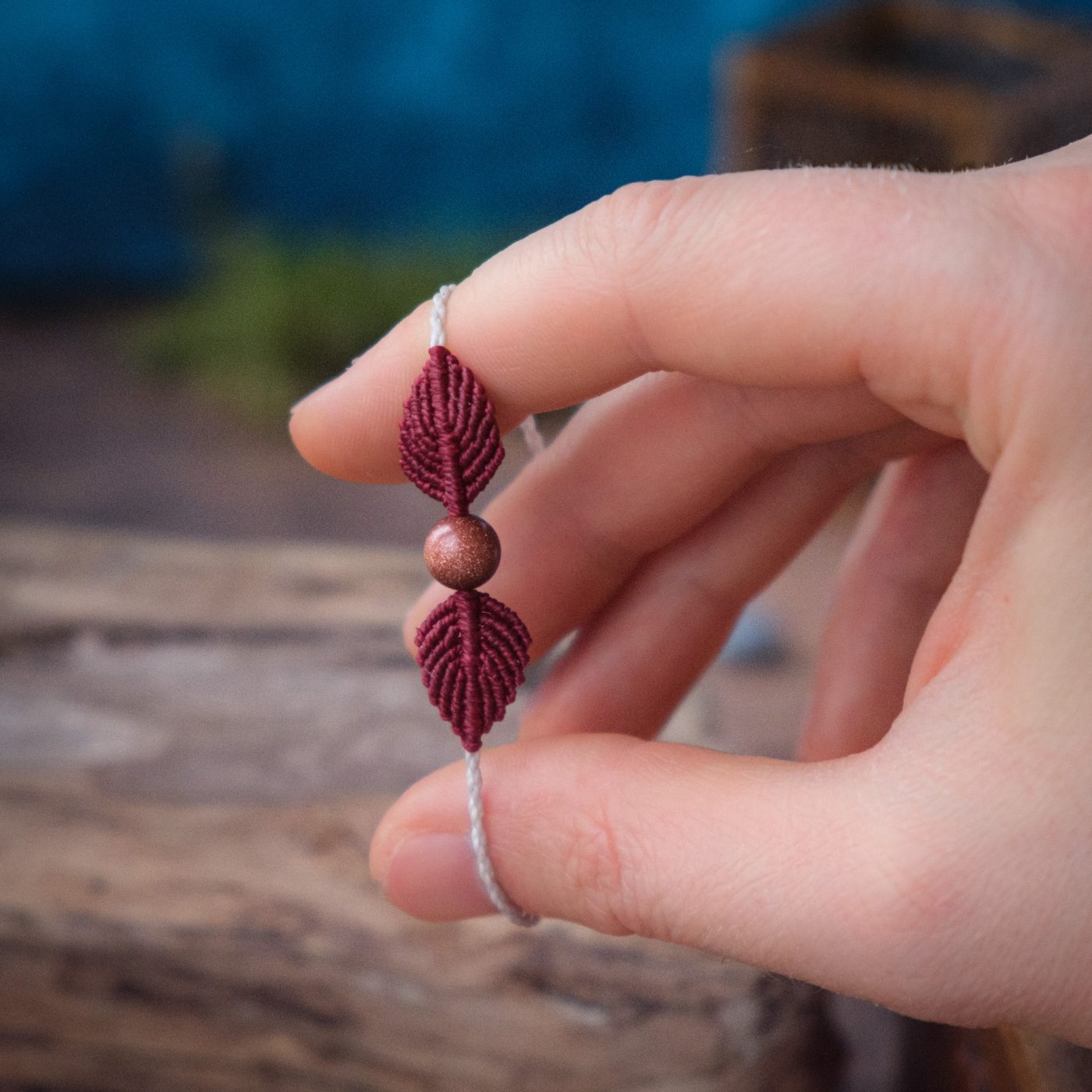 Blätterflug 'Hathel' - Makramee Armband Schlicht mit zwei Blättern und Perle Blätterflug 'Hathel' - Makramee Armband Schlicht mit zwei Blättern und Perle