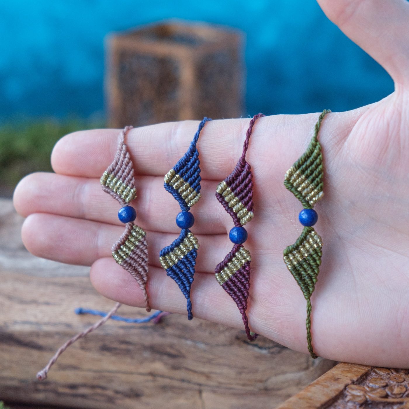 Flügelspitze 'Rafn' - Makramee Armband Schlicht mit zweifarbigen Flügeln und Perle Flügelspitze 'Rafn' - Makramee Armband Schlicht mit zweifarbigen Flügeln und Perle