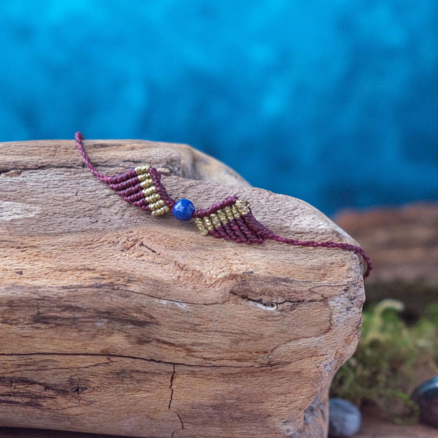 Flügelspitze 'Rafn' - Makramee Armband Schlicht mit zweifarbigen Flügeln und Perle Flügelspitze 'Rafn' - Makramee Armband Schlicht mit zweifarbigen Flügeln und Perle