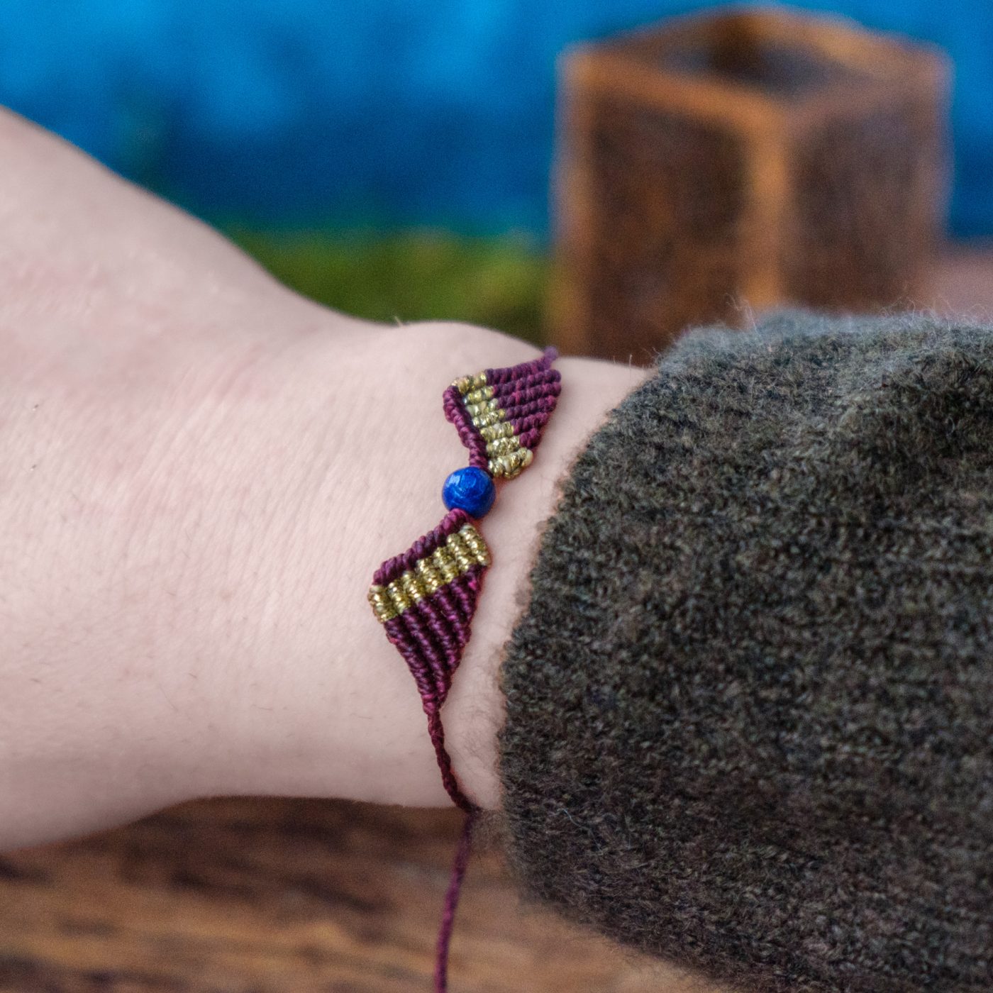 Flügelspitze 'Rafn' - Makramee Armband Schlicht mit zweifarbigen Flügeln und Perle Flügelspitze 'Rafn' - Makramee Armband Schlicht mit zweifarbigen Flügeln und Perle