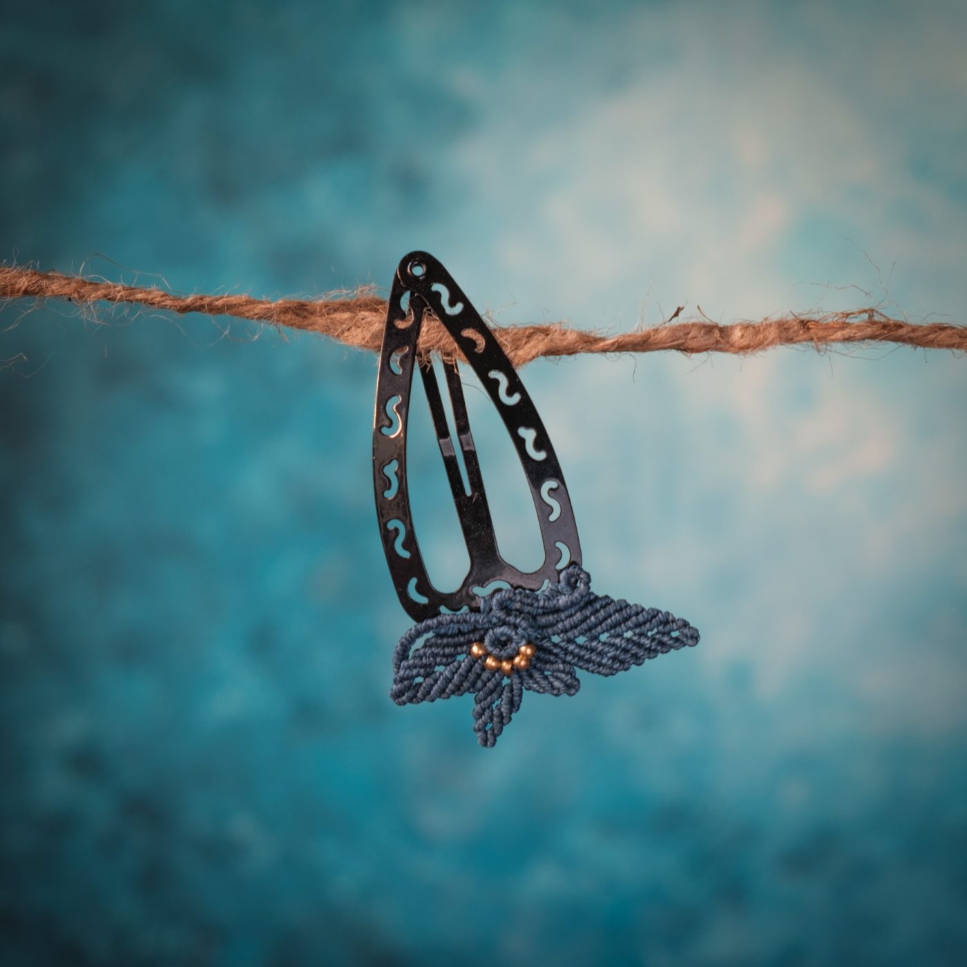 Blätterreigen 'Aníra' - Makramee Haarspange mit blauen Blättern und Perlen am Ende Blätterreigen 'Aníra' - Makramee Haarspange mit blauen Blättern und Perlen am Ende