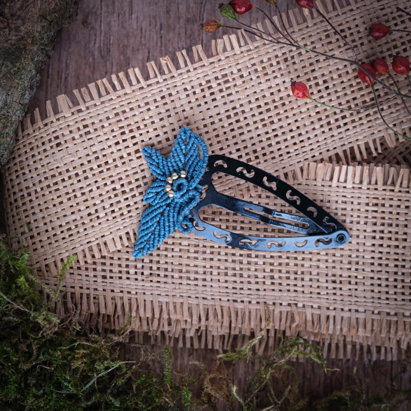 Blätterreigen 'Aníra' - Makramee Haarspange mit blauen Blättern und Perlen am Ende Blätterreigen 'Aníra' - Makramee Haarspange mit blauen Blättern und Perlen am Ende