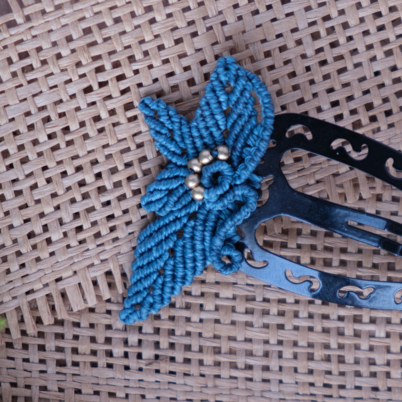 Blätterreigen 'Aníra' - Makramee Haarspange mit blauen Blättern und Perlen am Ende Blätterreigen 'Aníra' - Makramee Haarspange mit blauen Blättern und Perlen am Ende