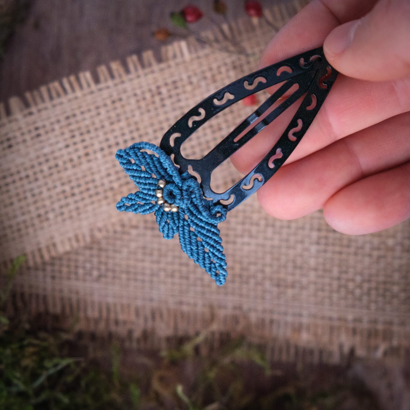 Blätterreigen 'Aníra' - Makramee Haarspange mit blauen Blättern und Perlen am Ende Blätterreigen 'Aníra' - Makramee Haarspange mit blauen Blättern und Perlen am Ende