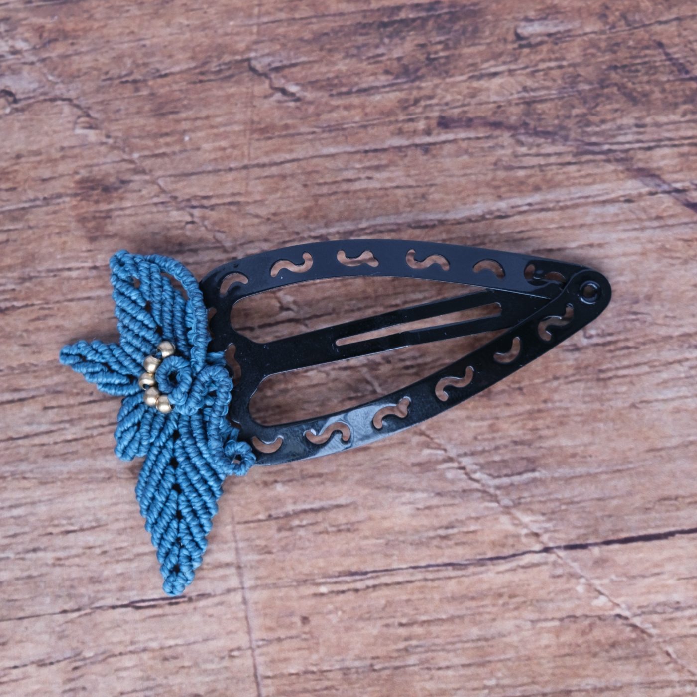 Blätterreigen 'Aníra' - Makramee Haarspange mit blauen Blättern und Perlen am Ende Blätterreigen 'Aníra' - Makramee Haarspange mit blauen Blättern und Perlen am Ende