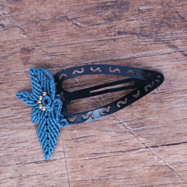 Blätterreigen 'Aníra' - Makramee Haarspange mit blauen Blättern und Perlen am Ende Blätterreigen 'Aníra' - Makramee Haarspange mit blauen Blättern und Perlen am Ende