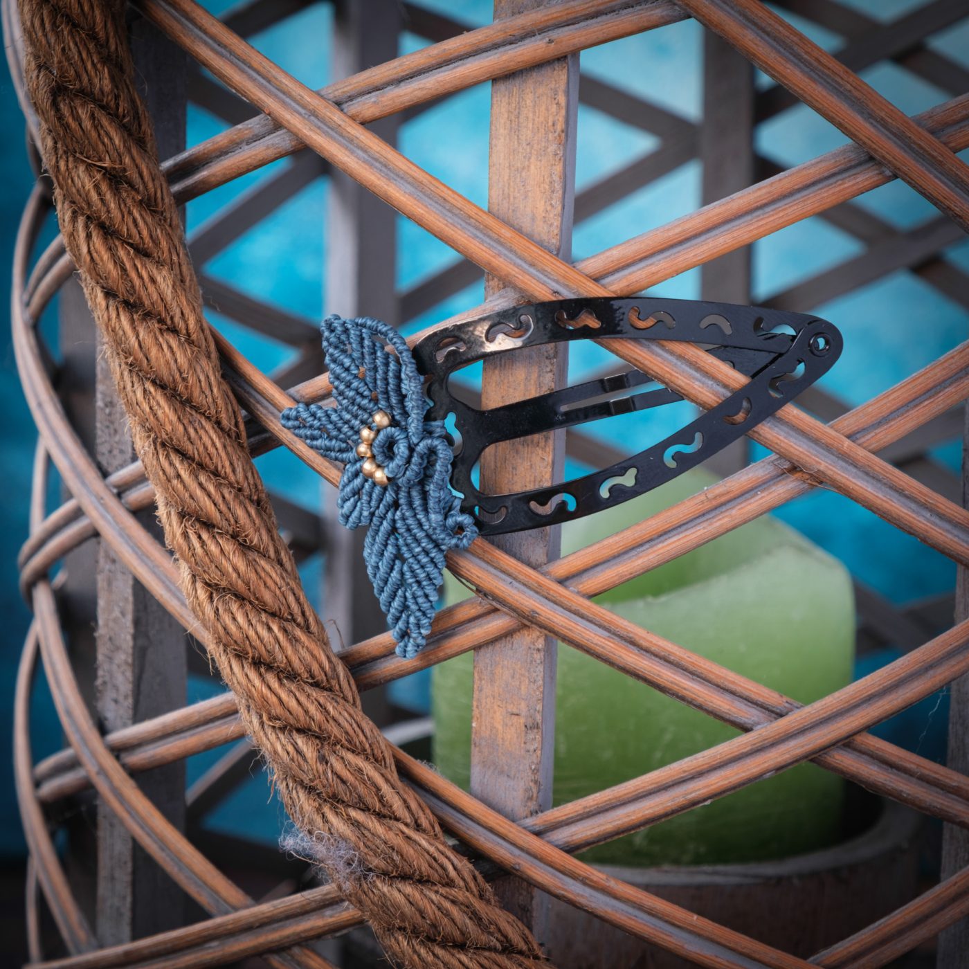 Blätterreigen 'Aníra' - Makramee Haarspange mit blauen Blättern und Perlen am Ende Blätterreigen 'Aníra' - Makramee Haarspange mit blauen Blättern und Perlen am Ende