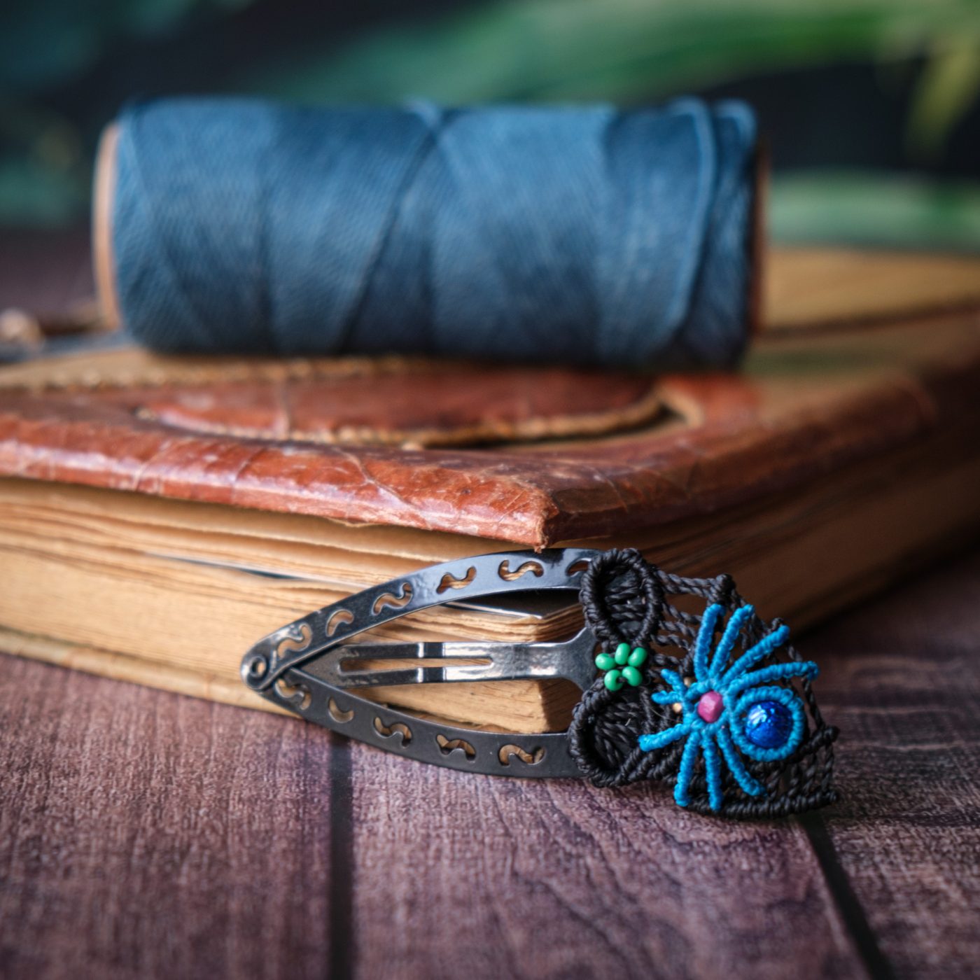 Spinnennest 'Ihing' - Makramee Haarspange mit Spinne und Nest am Ende Spinnennest 'Ihing' - Makramee Haarspange mit Spinne und Nest am Ende