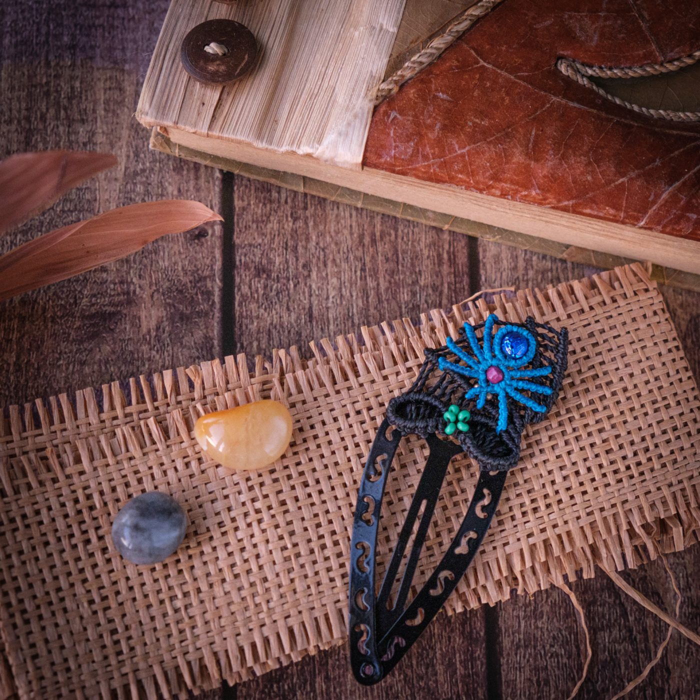 Spinnennest 'Ihing' - Makramee Haarspange mit Spinne und Nest am Ende Spinnennest 'Ihing' - Makramee Haarspange mit Spinne und Nest am Ende