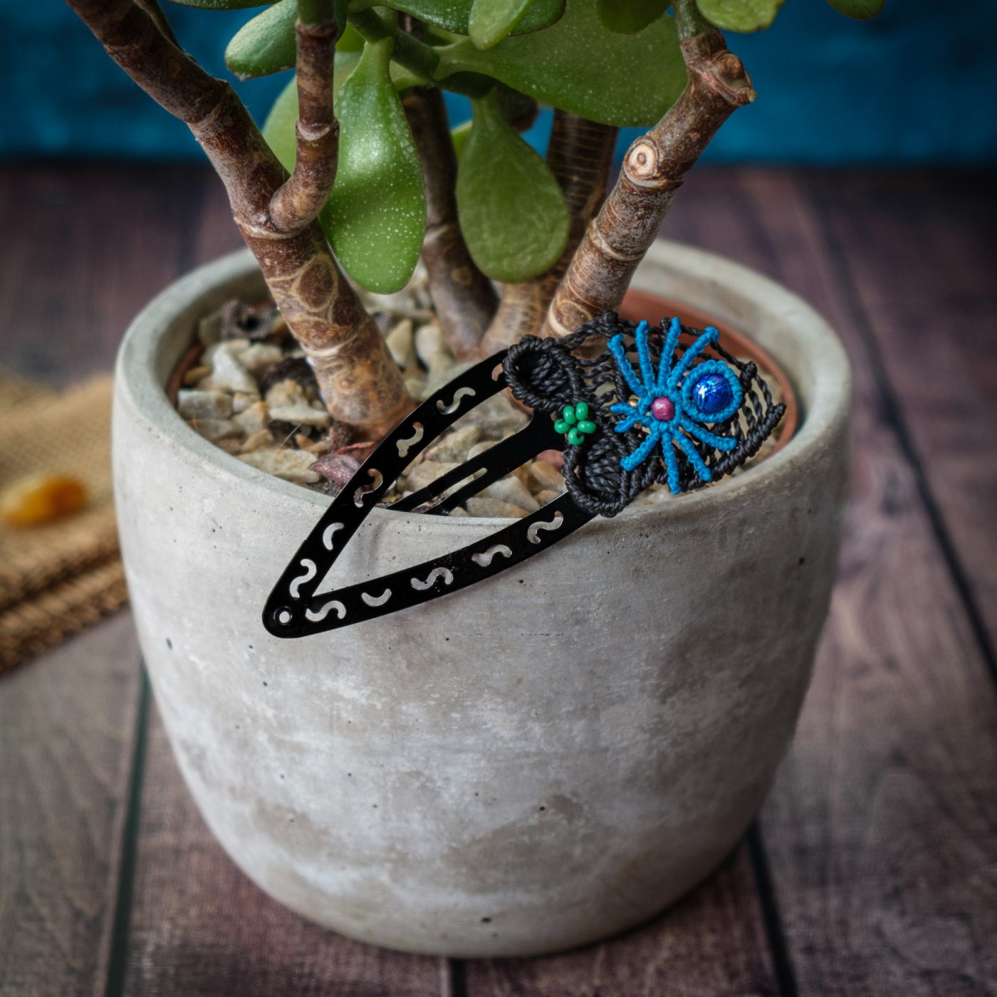 Spinnennest 'Ihing' - Makramee Haarspange mit Spinne und Nest am Ende Spinnennest 'Ihing' - Makramee Haarspange mit Spinne und Nest am Ende