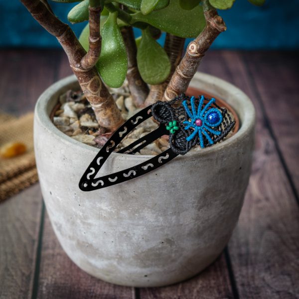 Spinnennest 'Ihing' - Makramee Haarspange mit Spinne und Nest am Ende Spinnennest 'Ihing' - Makramee Haarspange mit Spinne und Nest am Ende