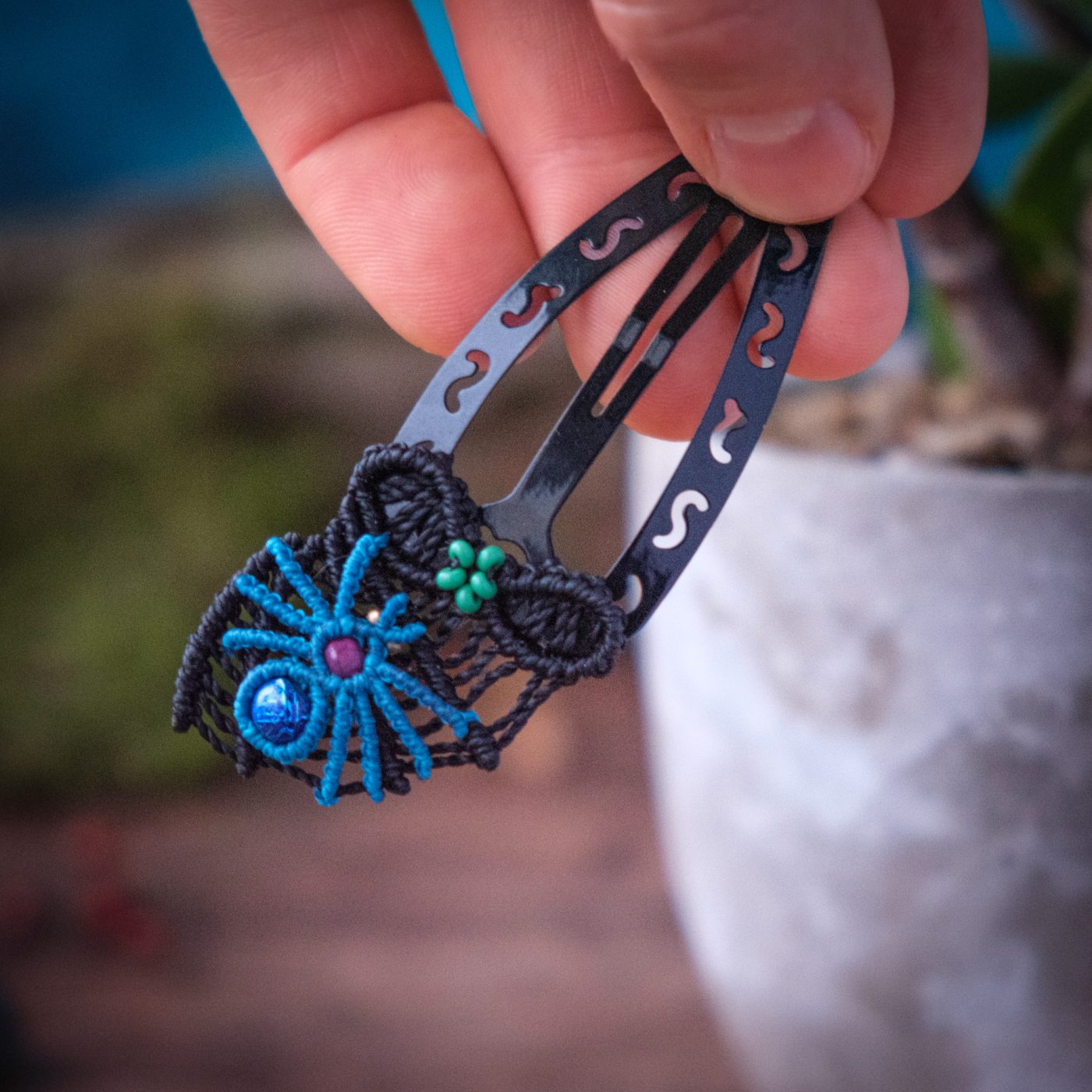 Spinnennest 'Ihing' - Makramee Haarspange mit Spinne und Nest am Ende Spinnennest 'Ihing' - Makramee Haarspange mit Spinne und Nest am Ende