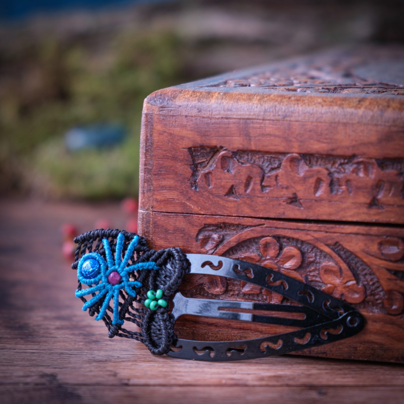 Spinnennest 'Ihing' - Makramee Haarspange mit Spinne und Nest am Ende Spinnennest 'Ihing' - Makramee Haarspange mit Spinne und Nest am Ende