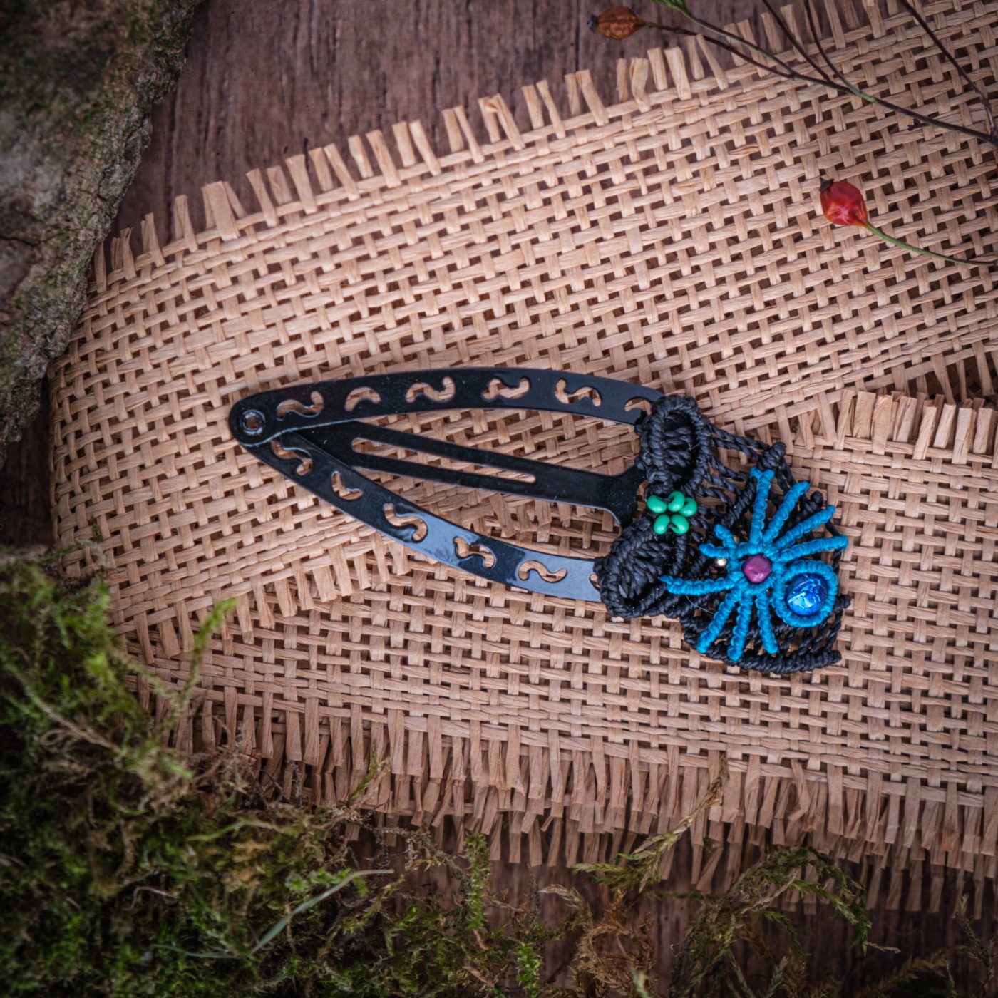 Spinnennest 'Ihing' - Makramee Haarspange mit Spinne und Nest am Ende Spinnennest 'Ihing' - Makramee Haarspange mit Spinne und Nest am Ende