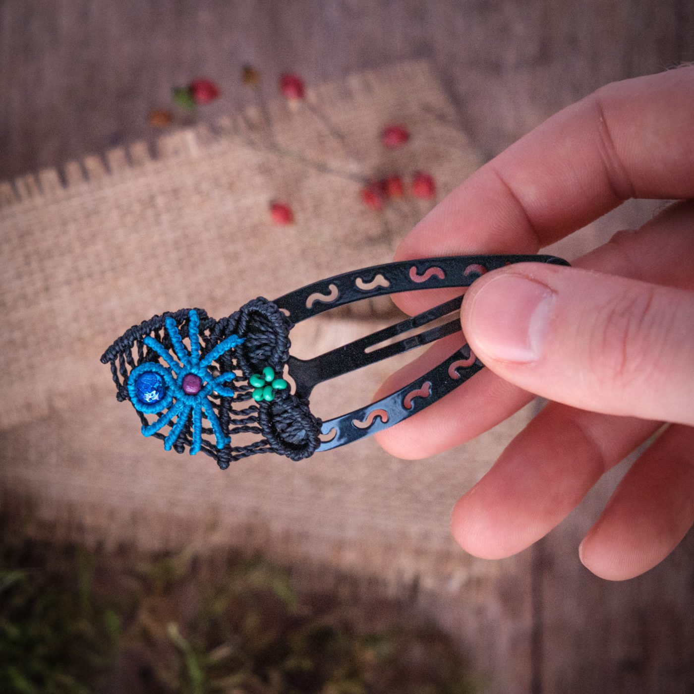 Spinnennest 'Ihing' - Makramee Haarspange mit Spinne und Nest am Ende Spinnennest 'Ihing' - Makramee Haarspange mit Spinne und Nest am Ende