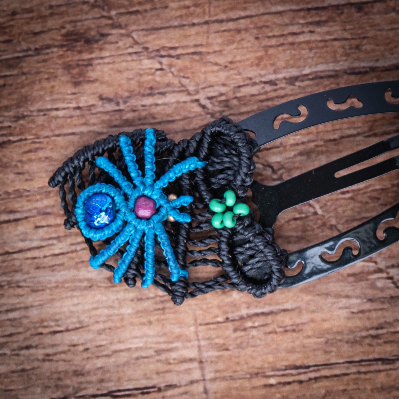 Spinnennest 'Ihing' - Makramee Haarspange mit Spinne und Nest am Ende Spinnennest 'Ihing' - Makramee Haarspange mit Spinne und Nest am Ende