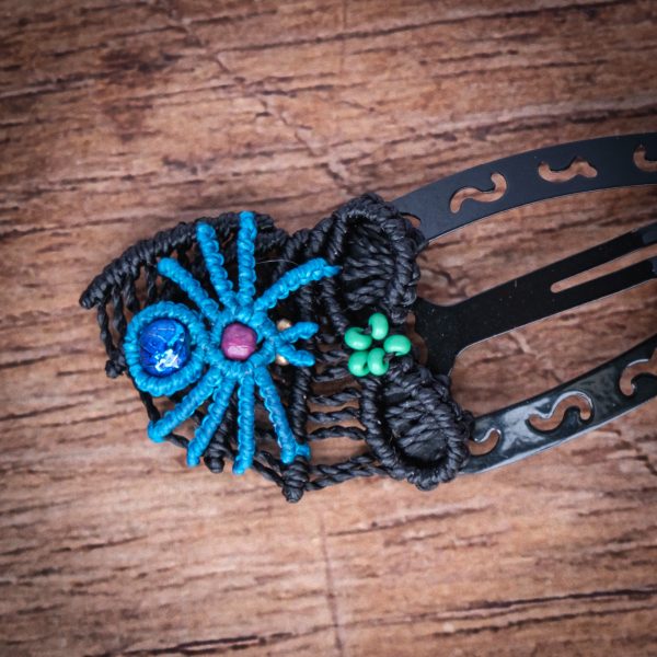 Spinnennest 'Ihing' - Makramee Haarspange mit Spinne und Nest am Ende Spinnennest 'Ihing' - Makramee Haarspange mit Spinne und Nest am Ende