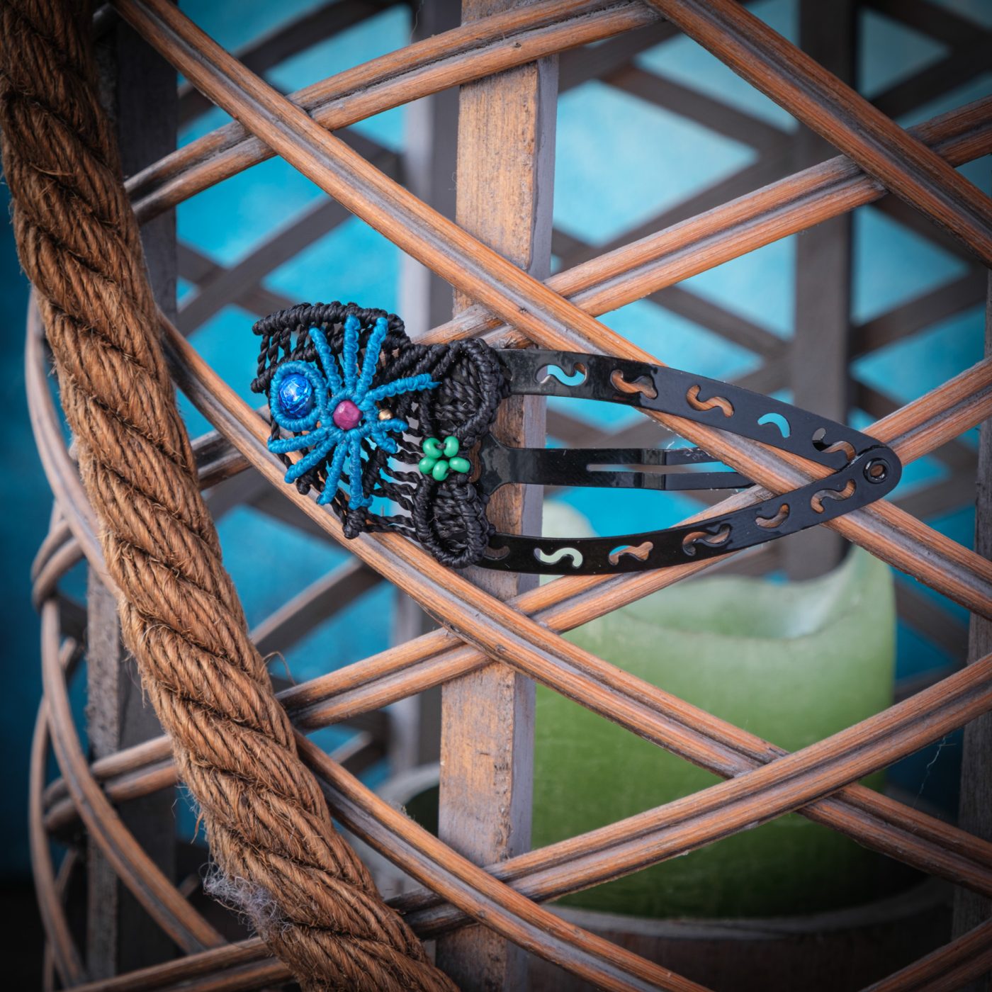 Spinnennest 'Ihing' - Makramee Haarspange mit Spinne und Nest am Ende Spinnennest 'Ihing' - Makramee Haarspange mit Spinne und Nest am Ende