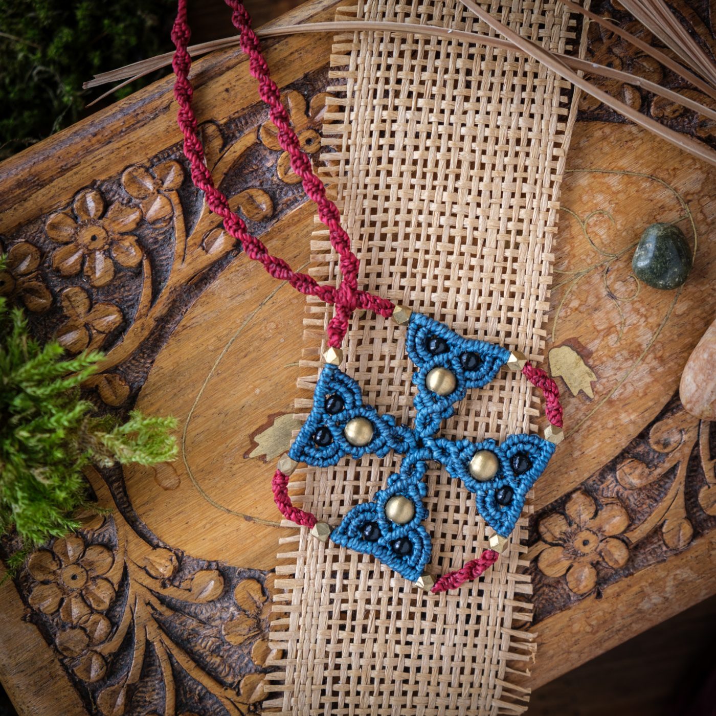 Keltisches Kreuz 'Langa' - Makramee Halskette als keltisches Kreuz mit Perlen Keltisches Kreuz 'Langa' - Makramee Halskette als keltisches Kreuz mit Perlen