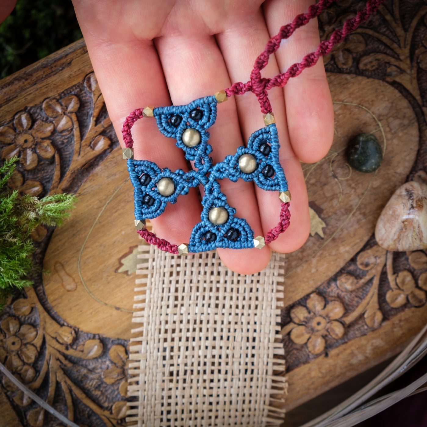 Keltisches Kreuz 'Langa' - Makramee Halskette als keltisches Kreuz mit Perlen Keltisches Kreuz 'Langa' - Makramee Halskette als keltisches Kreuz mit Perlen