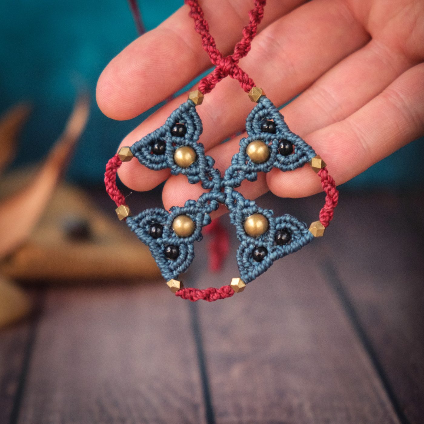 Keltisches Kreuz 'Langa' - Makramee Halskette als keltisches Kreuz mit Perlen Keltisches Kreuz 'Langa' - Makramee Halskette als keltisches Kreuz mit Perlen