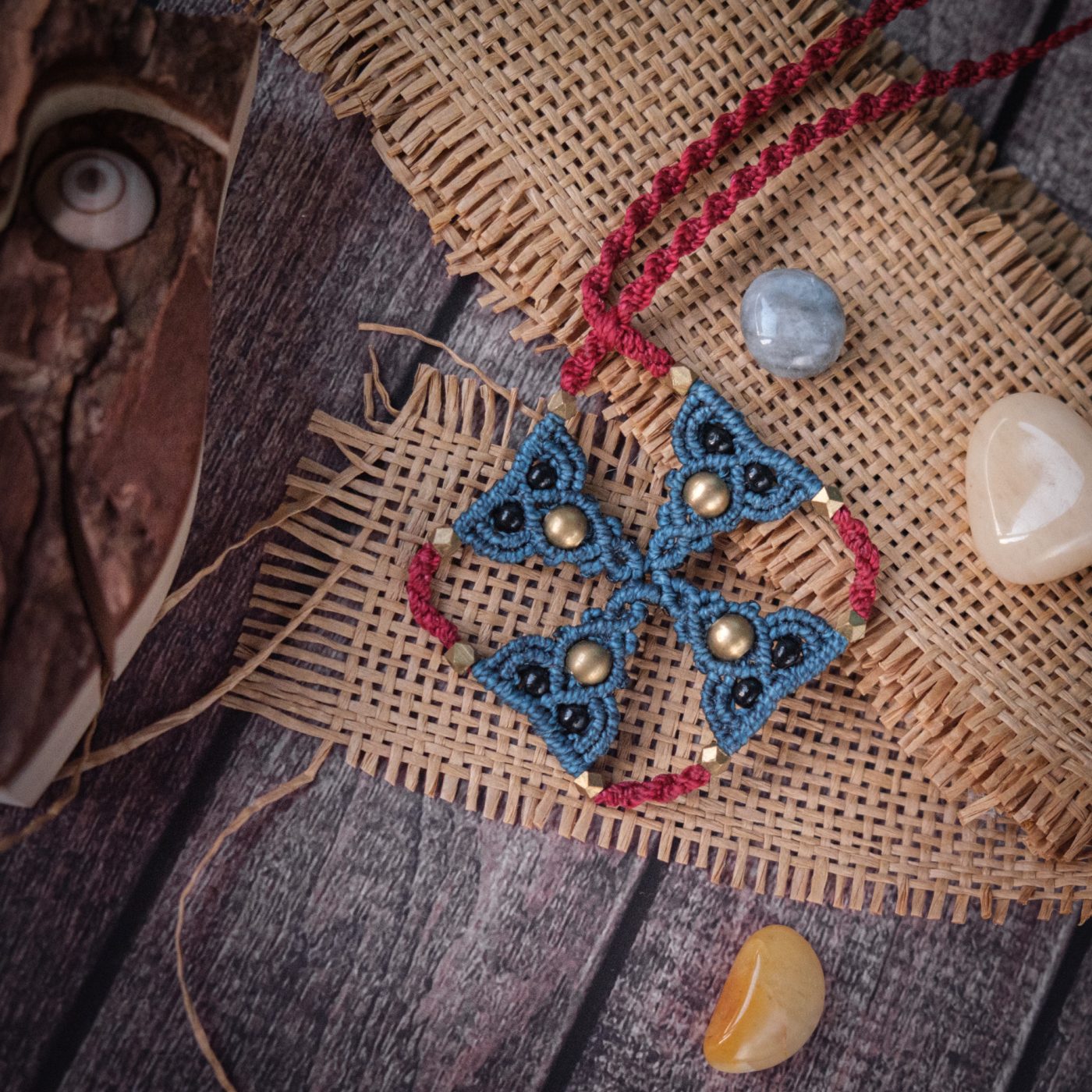 Keltisches Kreuz 'Langa' - Makramee Halskette als keltisches Kreuz mit Perlen Keltisches Kreuz 'Langa' - Makramee Halskette als keltisches Kreuz mit Perlen