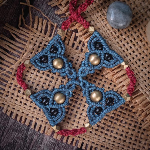 Keltisches Kreuz 'Langa' - Makramee Halskette als keltisches Kreuz mit Perlen Keltisches Kreuz 'Langa' - Makramee Halskette als keltisches Kreuz mit Perlen