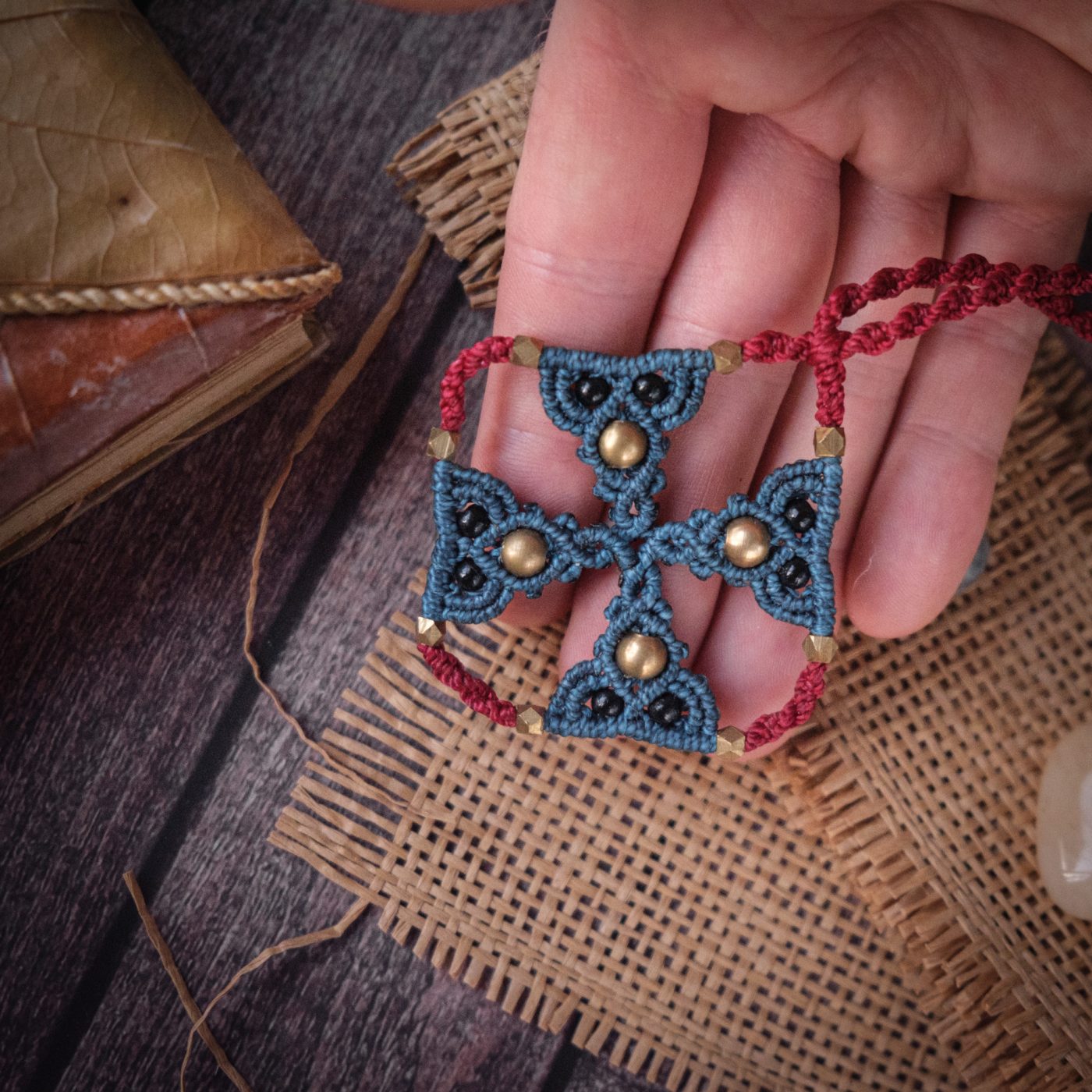 Keltisches Kreuz 'Langa' - Makramee Halskette als keltisches Kreuz mit Perlen Keltisches Kreuz 'Langa' - Makramee Halskette als keltisches Kreuz mit Perlen