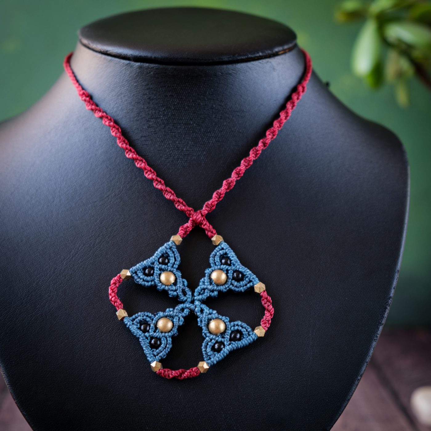 Keltisches Kreuz 'Langa' - Makramee Halskette als keltisches Kreuz mit Perlen Keltisches Kreuz 'Langa' - Makramee Halskette als keltisches Kreuz mit Perlen