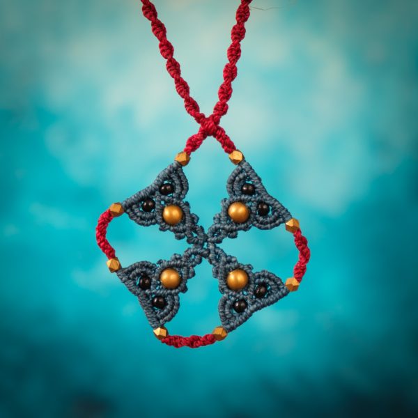 Keltisches Kreuz 'Langa' - Makramee Halskette als keltisches Kreuz mit Perlen Keltisches Kreuz 'Langa' - Makramee Halskette als keltisches Kreuz mit Perlen