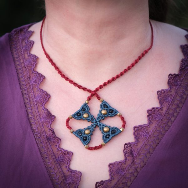 Keltisches Kreuz 'Langa' - Makramee Halskette als keltisches Kreuz mit Perlen Keltisches Kreuz 'Langa' - Makramee Halskette als keltisches Kreuz mit Perlen