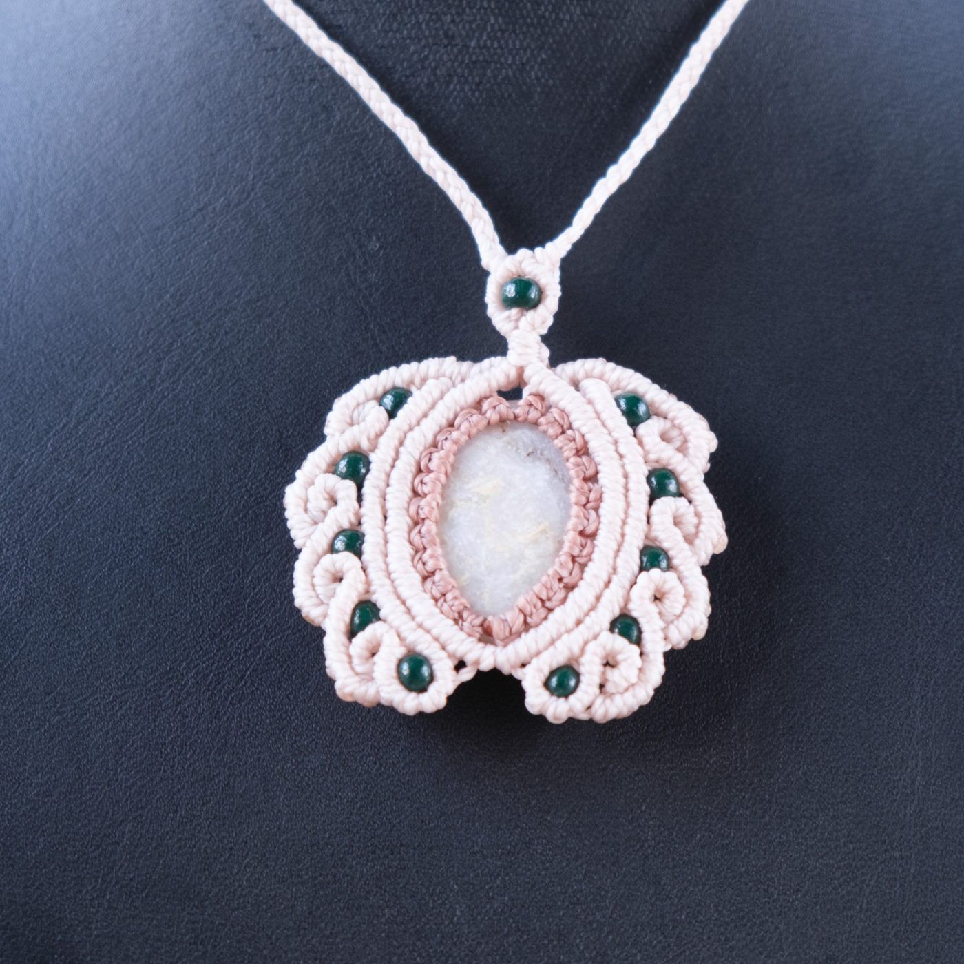 Wellenspiel 'Falma' - Makramee Halskette mit Naturstein und weißen Ranken eingefasst Wellenspiel 'Falma' - Makramee Halskette mit Naturstein und weißen Ranken eingefasst