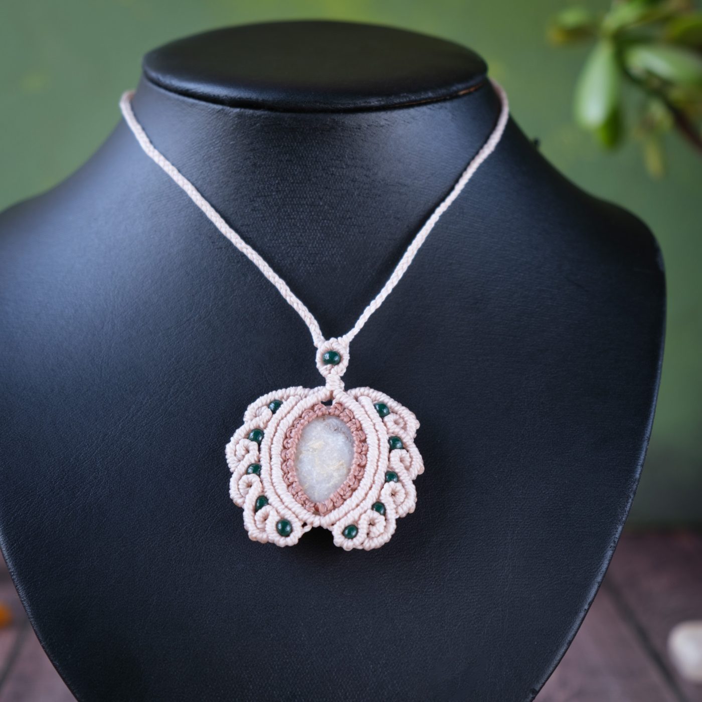 Wellenspiel 'Falma' - Makramee Halskette mit Naturstein und weißen Ranken eingefasst Wellenspiel 'Falma' - Makramee Halskette mit Naturstein und weißen Ranken eingefasst