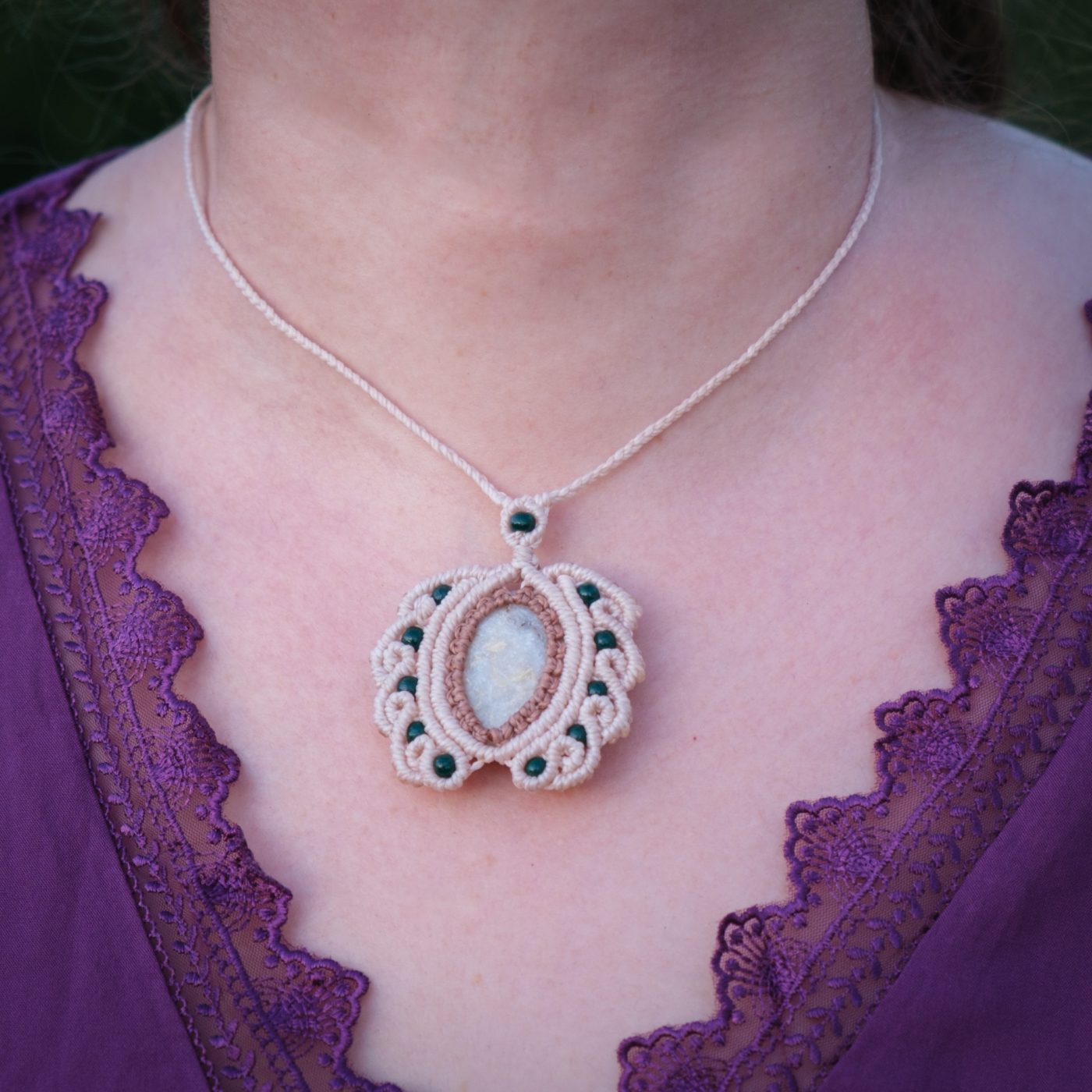 Wellenspiel 'Falma' - Makramee Halskette mit Naturstein und weißen Ranken eingefasst Wellenspiel 'Falma' - Makramee Halskette mit Naturstein und weißen Ranken eingefasst