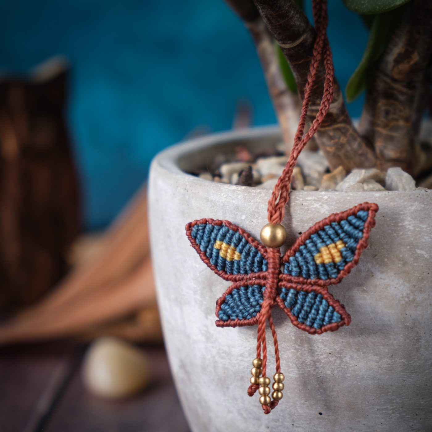 Schmetterling 'Vilwarin' - Makramee Kettenanhänger als Schmetterling und Perlen Schmetterling 'Vilwarin' - Makramee Kettenanhänger als Schmetterling und Perlen