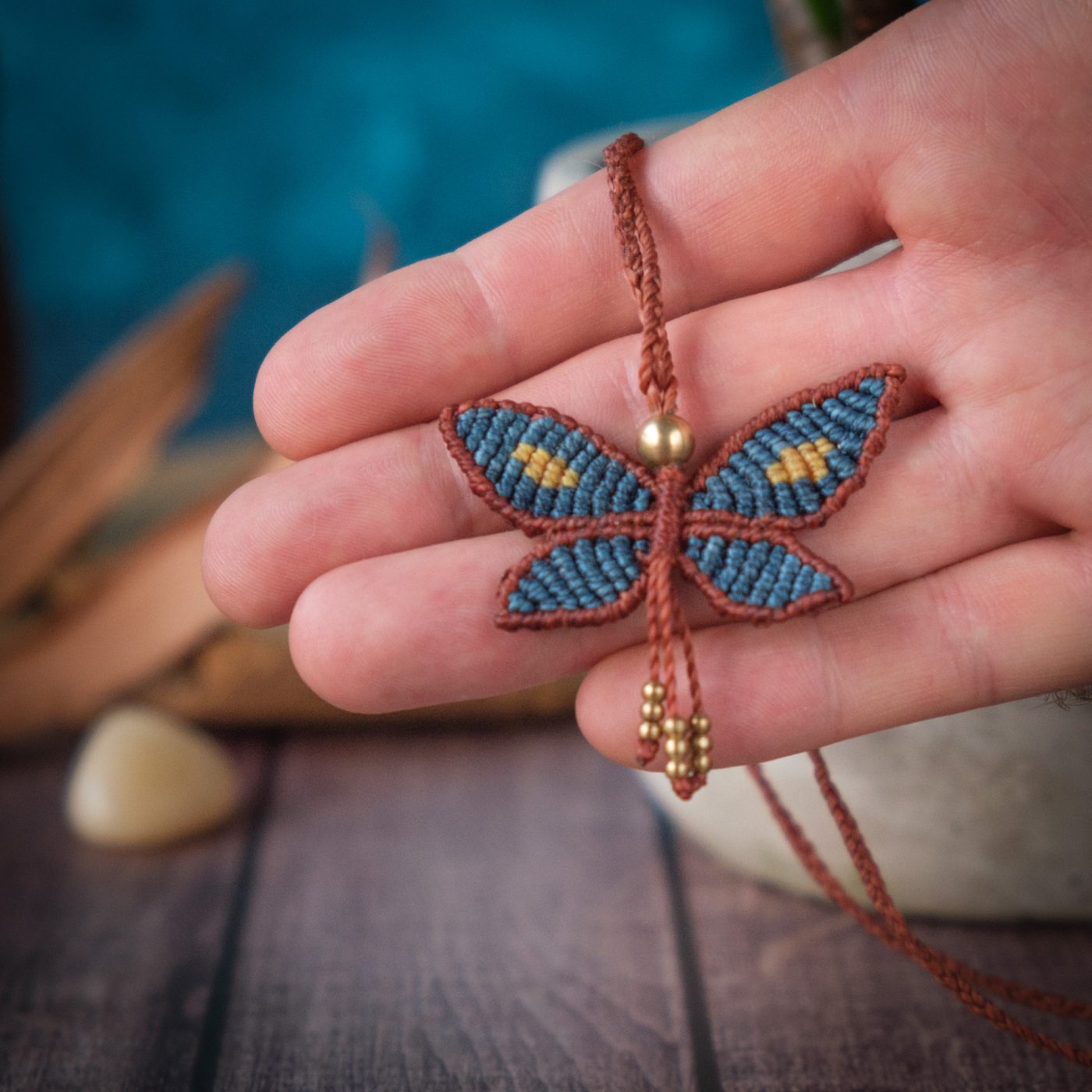 Schmetterling 'Vilwarin' - Makramee Kettenanhänger als Schmetterling und Perlen Schmetterling 'Vilwarin' - Makramee Kettenanhänger als Schmetterling und Perlen