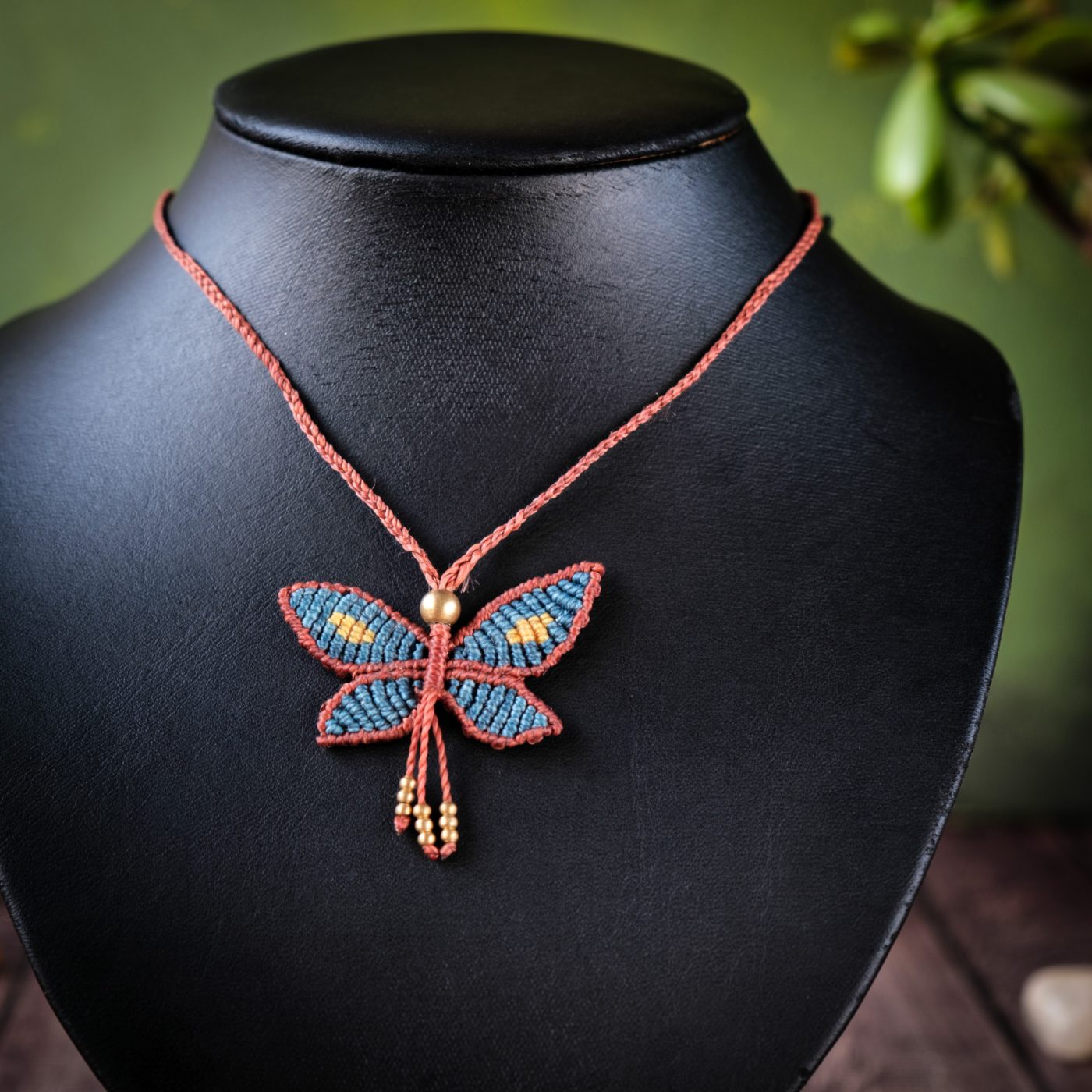 Schmetterling 'Vilwarin' - Makramee Kettenanhänger als Schmetterling und Perlen Schmetterling 'Vilwarin' - Makramee Kettenanhänger als Schmetterling und Perlen