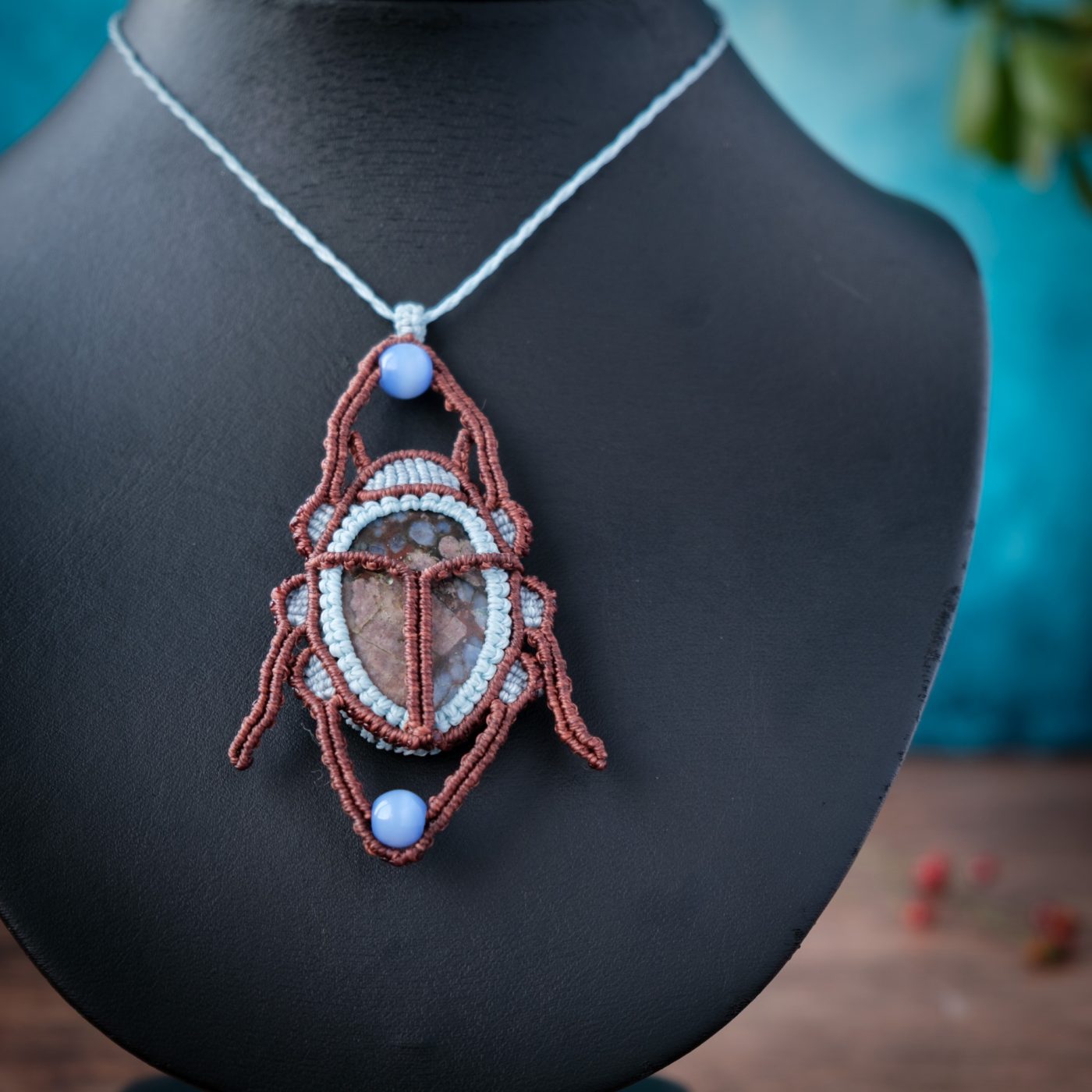 Skarabäus 'Ville' - Makramee Kettenanhänger als Skarabäus mit pinker Que Sera eingefasst Skarabäus 'Ville' - Makramee Kettenanhänger als Skarabäus mit pinker Que Sera eingefasst