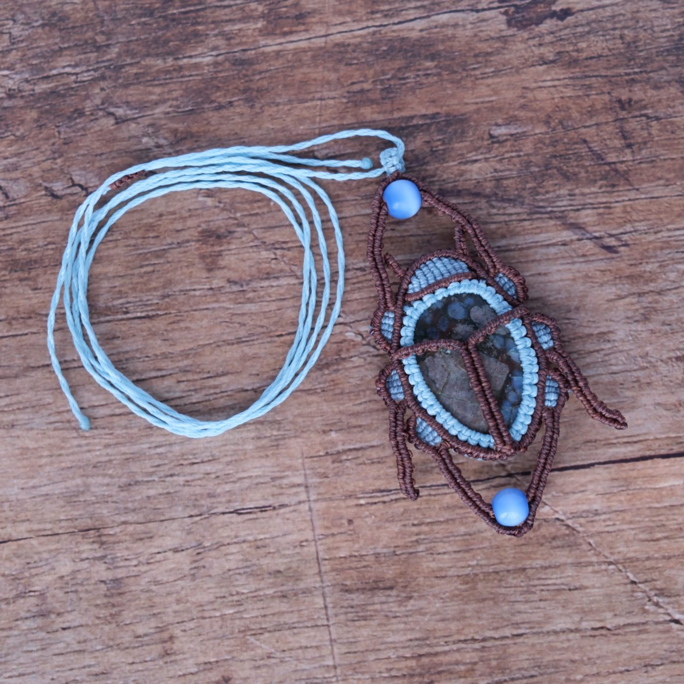 Skarabäus 'Ville' - Makramee Kettenanhänger als Skarabäus mit pinker Que Sera eingefasst Skarabäus 'Ville' - Makramee Kettenanhänger als Skarabäus mit pinker Que Sera eingefasst