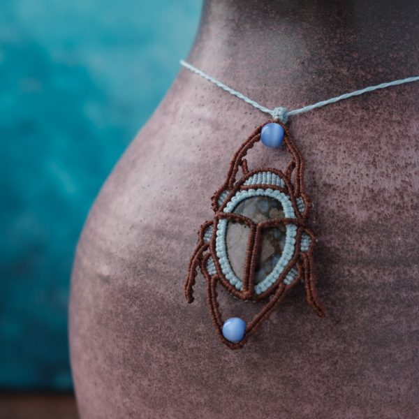 Skarabäus 'Ville' - Makramee Kettenanhänger als Skarabäus mit pinker Que Sera eingefasst Skarabäus 'Ville' - Makramee Kettenanhänger als Skarabäus mit pinker Que Sera eingefasst