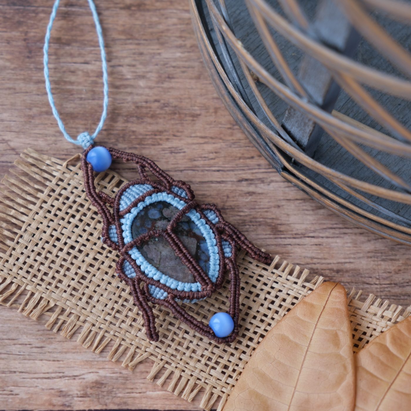 Skarabäus 'Ville' - Makramee Kettenanhänger als Skarabäus mit pinker Que Sera eingefasst Skarabäus 'Ville' - Makramee Kettenanhänger als Skarabäus mit pinker Que Sera eingefasst