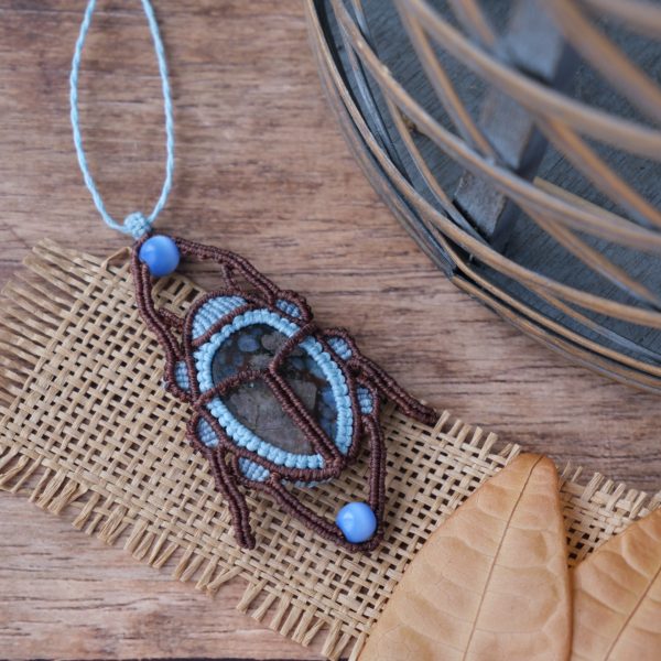 Skarabäus 'Ville' - Makramee Kettenanhänger als Skarabäus mit pinker Que Sera eingefasst Skarabäus 'Ville' - Makramee Kettenanhänger als Skarabäus mit pinker Que Sera eingefasst